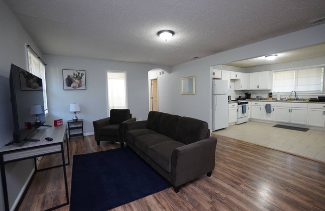 Spacious 4-bedroom house in delightful Memphis with AC, WiFi