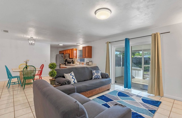 Spacious 4-bedroom house with WiFi, Game room by Universal Studios