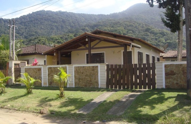SPACIOUS 4 BEDROOM HOUSE UP TO 14 PEOPLE/6 PARKING SPACES/150M FROM MARANDUBA BEACH WIFI
