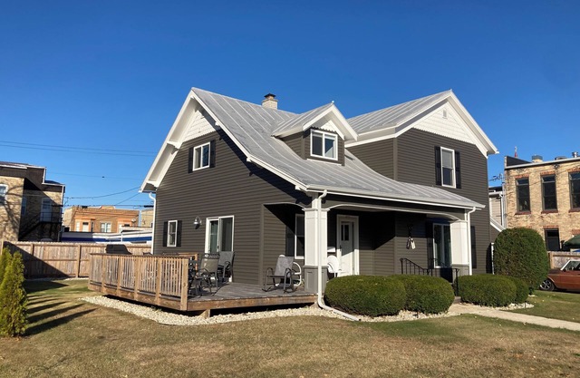 Spacious 4-bedroom house in Downtown Algoma with AC, WiFi near Door County!