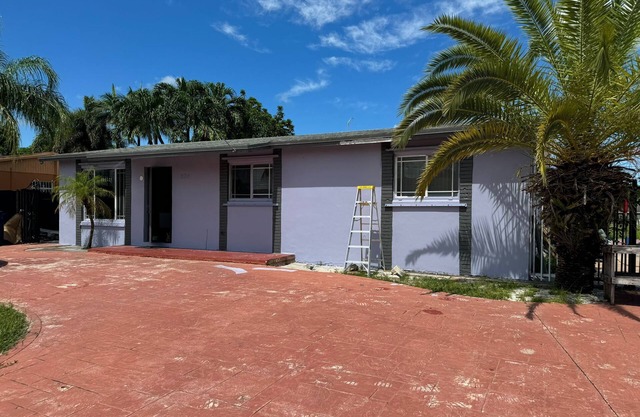 Spacious 4-bedroom house in beautiful Miami with AC, WiFi