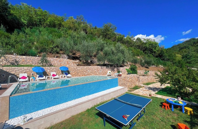 Spacious 4-bedroom house with infinity pool for relaxing in lovely Herceg Novi
