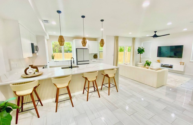 Spacious 4-bedroom modern and lux home 5 minutes from downtown dallas