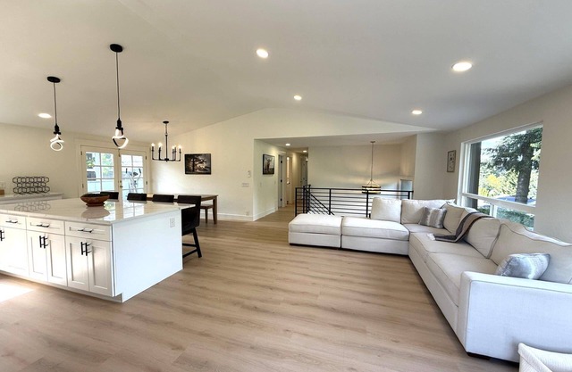 Spacious 4-bedroom Upper unit Flat, SeaTac no fly zone, with WiFi, AC