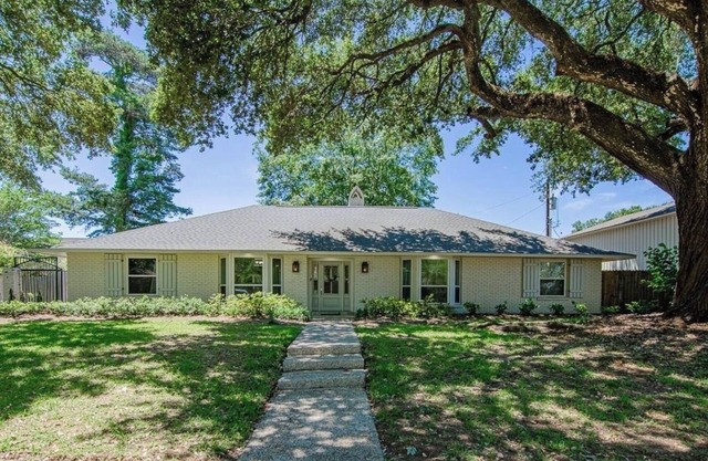 Spacious 4-bedroom house with bonus room in charming Baton Rouge with WiFi, AC