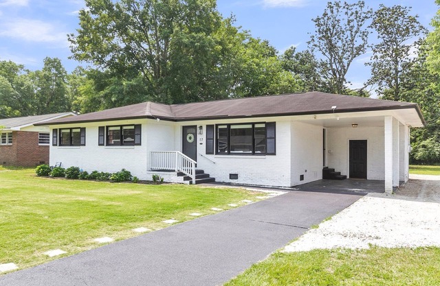 Spacious 4-bedroom house with WiFi and Large Patio in charming Goose Creek