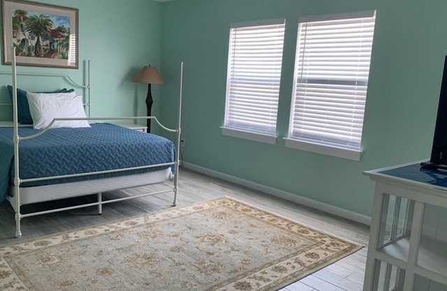 Spacious 4-bedroom house in enchanting Jacksonville with WiFi, AC