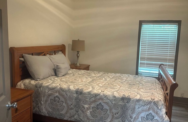 Spacious 4-bedroom house in amazing Jacksonville with WiFi, AC