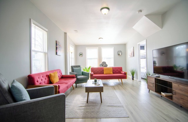 Spacious 4-Bedroom Retreat with NYC Vibes – Perfect for Large Groups!