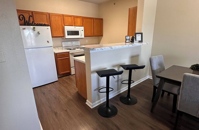 Spacious 4-bedroom apartment with WiFi, fitness room in charming Warrensburg