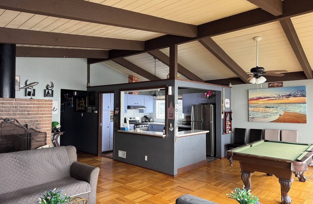 Spacious 4-Bedroom Vacation House with Panoramic Ocean View - 894
