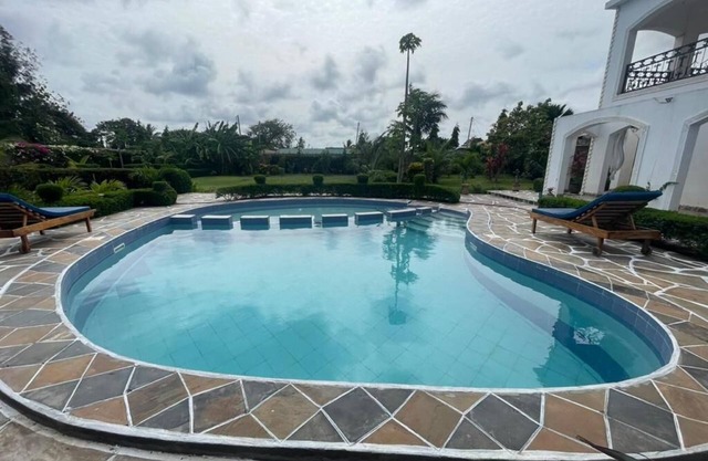 Spacious 4-bedroom villa with WiFi and AC in delightful Malindi