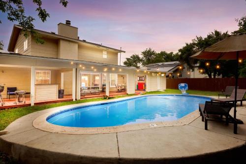 Spacious 4 bedroom with pool-Minutes to Seaworld and lackland AFB