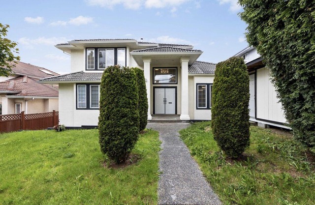 Spacious 4 bedroom with covered patio/fireplace