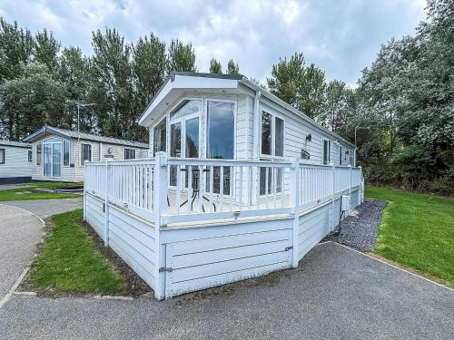 Spacious 4 Berth Lodge With Wi-Fi & Decking At Broadland Sands Ref 20055Sv