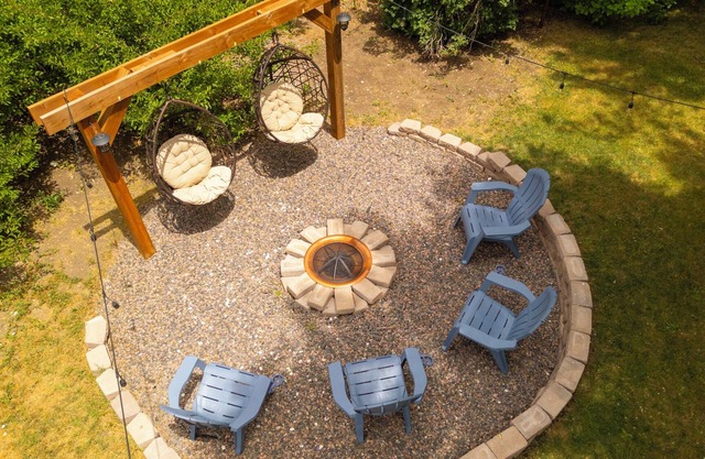 Spacious 4 BR/3 BA House Huge Backyard Close to Skiing, Red Rocks & Downtown