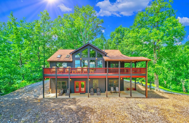 Spacious 4 BR Cabin w/Stunning Mountain Views! Pet Friendly! Hot Tub!