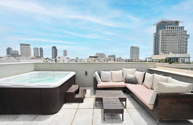 Spacious 4 BR Penthouse with Sea View by HolyGuest