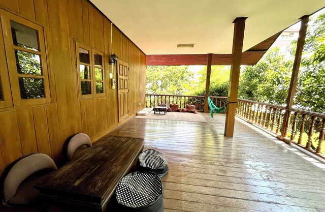 Spacious 4-guest suite, private terrace & Aircon in prime location .n