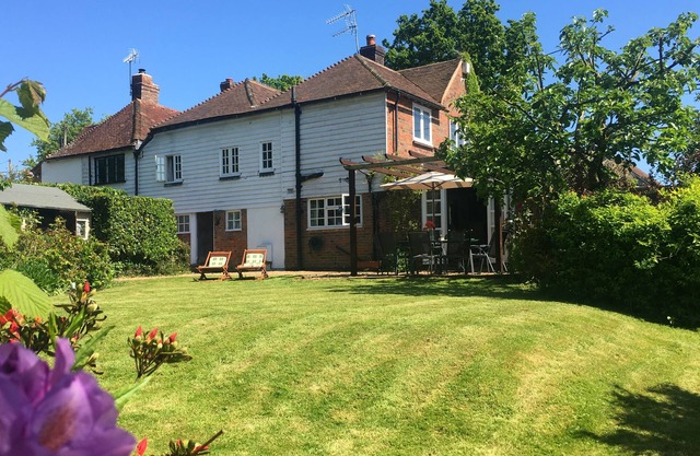 Spacious 4 Star Period Cottage, log fire, large garden, countryside, near Rye
