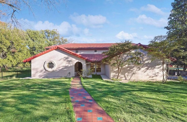 Spacious 40-Acre Ranch w/Animals, Hot Tub & Games