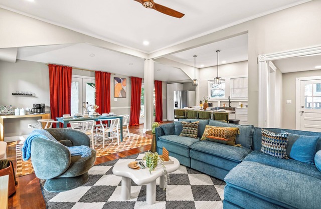 Spacious 4BD - Sleeps 10 - Movie Night & BBQ