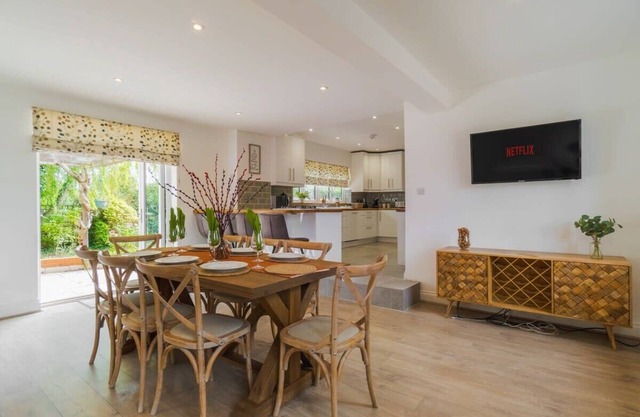 Spacious 4Bed Home: Elegant, Garden & Parking