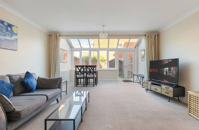 Spacious 4Bed House Redhill Train Station