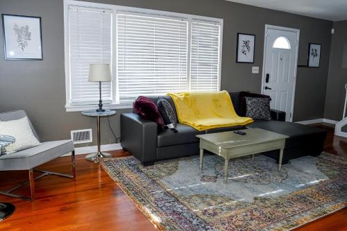 Spacious 4BR Family-Friendly Home, 5 Mins to Dining