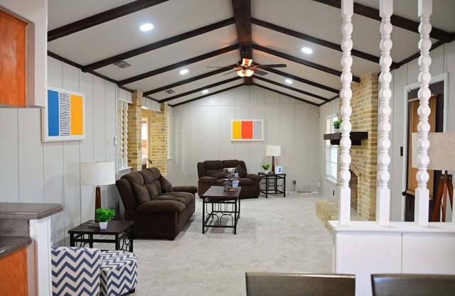 Spacious 4BR Furnished Extended Stay near Randolph AFB Fast Wi-Fi W/D SA