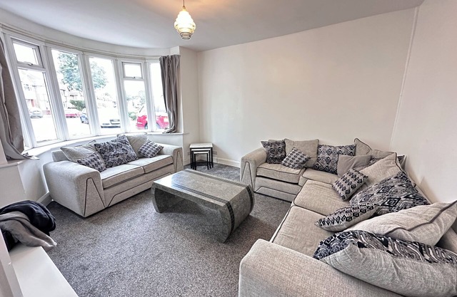 Spacious 4BR Home *Heartlands Hospital | NEC | Airport | Stechford Retail Park*