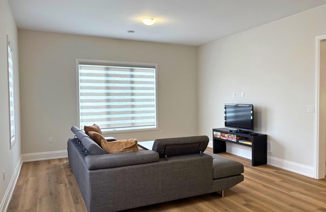 Spacious 4BR Home Steps from the Lake — 🏡 The Diamond by Innisfil Beach