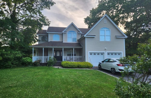 Spacious 4BR house Ronkonkoma, NY. Central AC, WiFi.heated pool, many extras