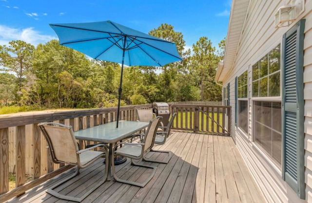 Spacious 4BR house w/large fenced-in Backyard, Fire-pit and BBQ Grill