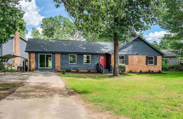 Spacious 4BR Retreat Near Parks & Downtown