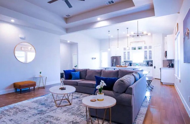 Spacious 4BR Retreat Near Downtown, Bishop Arts & Dallas Zoo