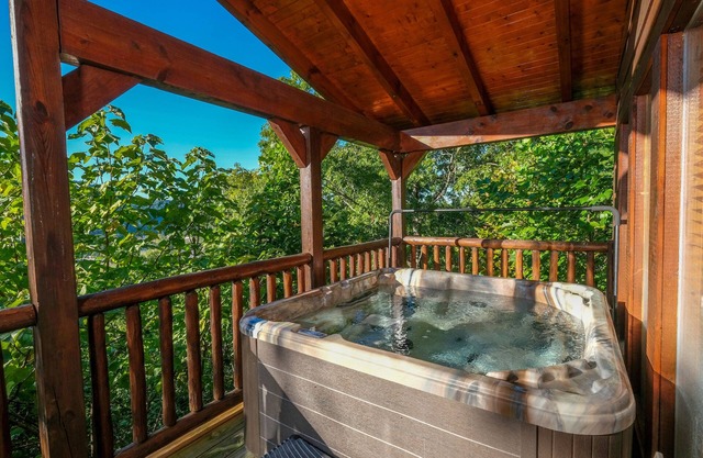Spacious 4BR w/Amazing VIEWS! + HOT TUB