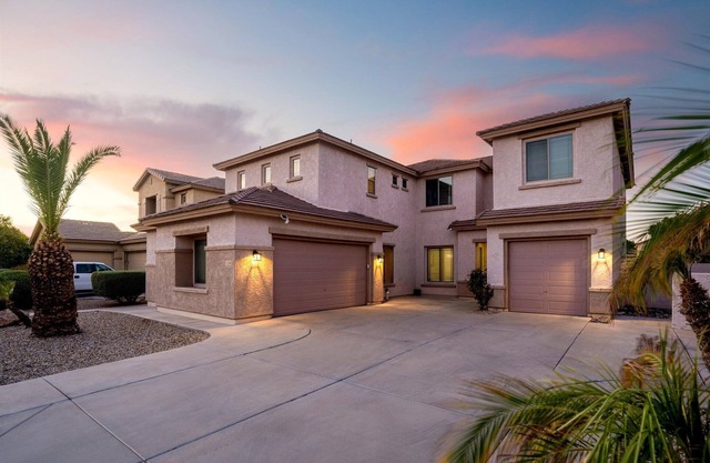Spacious 5-bedroom house with AC and WiFi in wonderful Litchfield Park