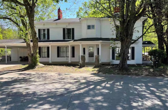 Spacious 5-bedroom pet friendly house with WiFi, AC in charming Oliver Springs