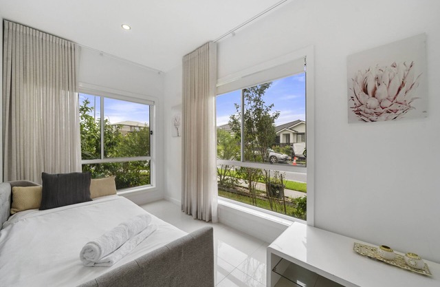 Spacious 5 Bedroom 2.5 bathroom House in Gregory Hills
