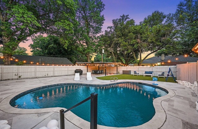 Spacious 5-bedroom w/Pool, in Grand Prairie near AT&T Stadium
