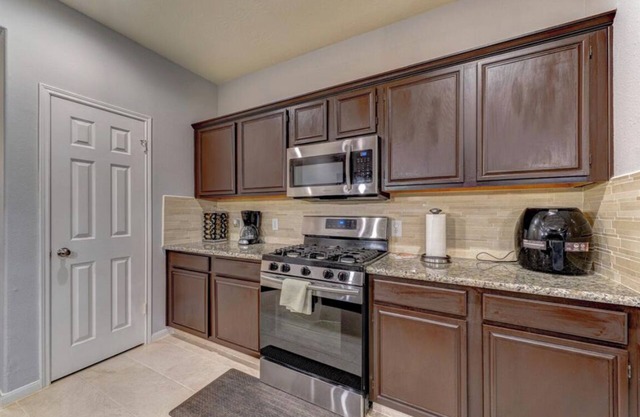 Spacious 5-bedroom house in enchanting Missouri City with WiFi, fitness room