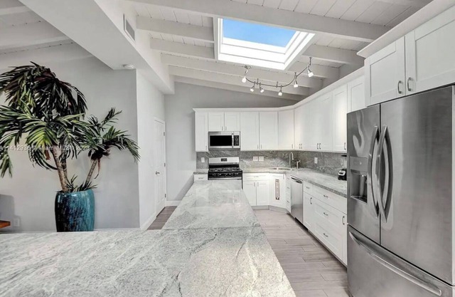 Spacious 5-bedroom house in Pompano Beach with WiFi, AC, Lots of parking