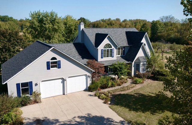 Spacious 5 bedroom 16+ guests on 14 acres with fishing