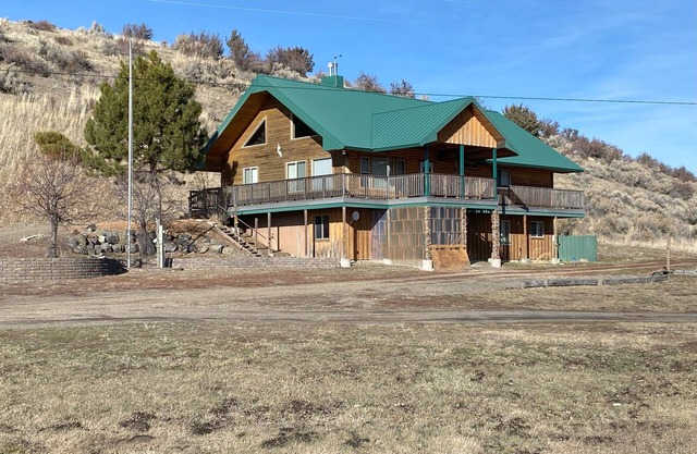 Spacious 5-bedroom 3-Bath house with WiFi, AC in welcoming Lakeview Oregon