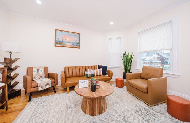 Spacious 5-Bedroom 3-full bath Boston Home, Subway access & Scenic View