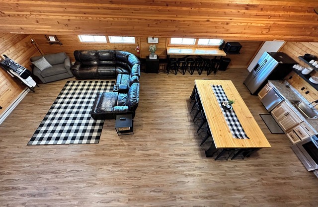 Spacious 5-bedroom, 5-Bathroom lodge! Sleeps 22! Across from famous Cody rodeo!
