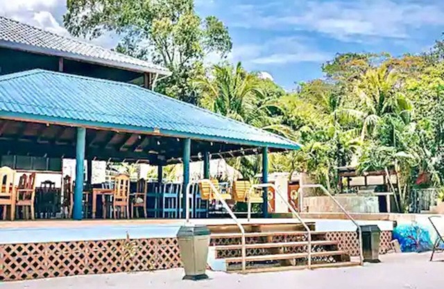 Spacious 5-bedroom beachfront home with AC centrally located in Roatan.