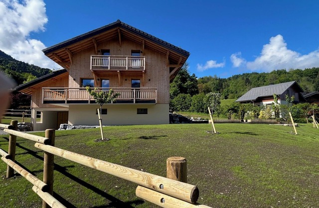 Spacious 5-bedroom chalet ski in ski out - sauna and seasonal pool 12 p Morillon