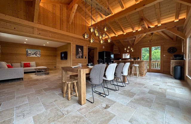 Spacious 5-bedroom chalet, peaceful, near shops, table football, raclette and fondue